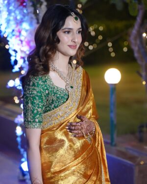 Sadia Khateeb Instagram - Sari ki sari mai saree mei 🧚‍♀️

@swathiveldandi_official 
styled by - @shrushti_216 
Photographer - @storiesbythedal @faisalbhat111 🌸
Hmu - @sana_chouhan_ 
Accessories- @nidhisablokjewellery @colatchofficial