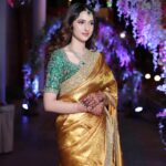 Sadia Khateeb Instagram – Sari ki sari mai saree mei 🧚‍♀️

@swathiveldandi_official 
styled by – @shrushti_216 
Photographer – @storiesbythedal @faisalbhat111 🌸
Hmu – @sana_chouhan_ 
Accessories- @nidhisablokjewellery @colatchofficial