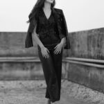Sadia Khateeb Instagram - 🦅 Photography- @prashantsamtani Styled by @stylingbyvictor @sohail__mughal___ Assisted by @janvijain123 @styleby_antara Hair @kavitaparmar_makeup_hair #insta #blackandwhite #love