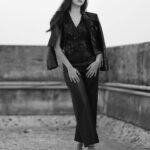Sadia Khateeb Instagram - 🦅 Photography- @prashantsamtani Styled by @stylingbyvictor @sohail__mughal___ Assisted by @janvijain123 @styleby_antara Hair @kavitaparmar_makeup_hair #insta #blackandwhite #love