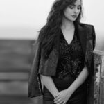Sadia Khateeb Instagram - 🦅 Photography- @prashantsamtani Styled by @stylingbyvictor @sohail__mughal___ Assisted by @janvijain123 @styleby_antara Hair @kavitaparmar_makeup_hair #insta #blackandwhite #love