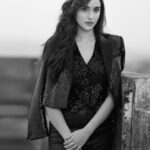 Sadia Khateeb Instagram - 🦅 Photography- @prashantsamtani Styled by @stylingbyvictor @sohail__mughal___ Assisted by @janvijain123 @styleby_antara Hair @kavitaparmar_makeup_hair #insta #blackandwhite #love