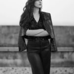 Sadia Khateeb Instagram - 🦅 Photography- @prashantsamtani Styled by @stylingbyvictor @sohail__mughal___ Assisted by @janvijain123 @styleby_antara Hair @kavitaparmar_makeup_hair #insta #blackandwhite #love
