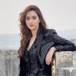Sadia Khateeb Instagram - I was feeling like an eagle till a real one 🦅 came and ruined my hairstyle .👩‍🦲 @prashantsamtani Styled by @stylingbyvictor @sohail__mughal___ Assisted by @janvijain123 @styleby_antara Hair @kavitaparmar_makeup_hair