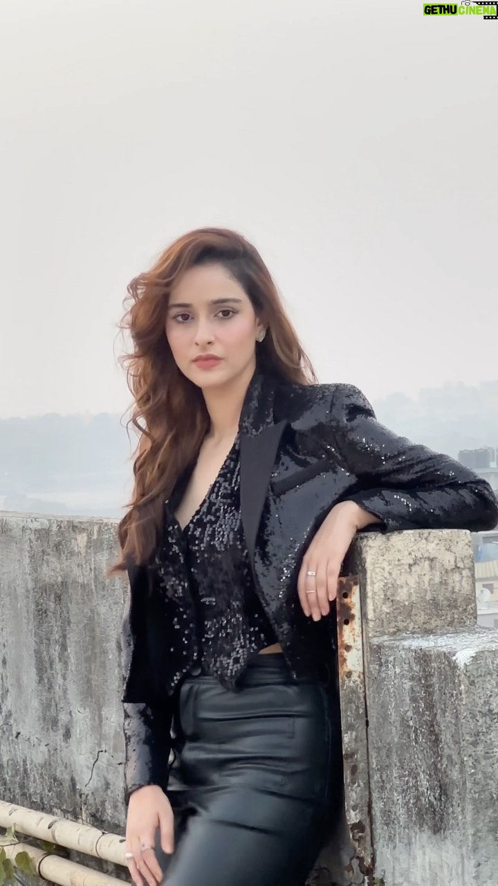 Sadia Khateeb Instagram - I was feeling like an eagle till a real one π¦
came and ruined my hairstyle .π©β𦲠@prashantsamtani Styled by @stylingbyvictor @sohail__mughal___ Assisted by @janvijain123 @styleby_antara Hair @kavitaparmar_makeup_hair