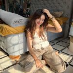 Sadia Khateeb Instagram - Bahar se ghoom Phir k thak k jab Ghar aau , tab he photo lena kyun yaad aajata hai 🥸