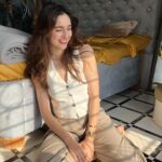 Sadia Khateeb Instagram - Bahar se ghoom Phir k thak k jab Ghar aau , tab he photo lena kyun yaad aajata hai 🥸