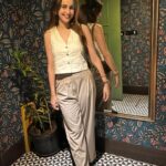 Sadia Khateeb Instagram - Bahar se ghoom Phir k thak k jab Ghar aau , tab he photo lena kyun yaad aajata hai 🥸