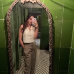 Sadia Khateeb Instagram - Bahar se ghoom Phir k thak k jab Ghar aau , tab he photo lena kyun yaad aajata hai 🥸