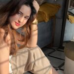 Sadia Khateeb Instagram - Bahar se ghoom Phir k thak k jab Ghar aau , tab he photo lena kyun yaad aajata hai 🥸