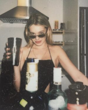 Sadie Calvano Instagram - I am so proud to say I am 3 years clean & sober today!!! 🥺☺️😭😭😭✨ If you would have told me three years ago what my life would become after I got sober, I wouldn’t have believed you. Three years ago everything about life felt overwhelming and I hated myself. I didn’t see a way out. Today, I am a woman of dignity and grace, a dependable friend and partner, and I am so proud to be in my skin. Never thought I would say it, but today I love me and I love being sober. I am so grateful for my life today. I’m grateful for my community. I’m grateful to be comfortable in my skin. Always remember everyone has a battle that we don’t know about. If you are struggling with drugs and alcohol, I see you. It feels hard to believe, but there is another way. One day at a time. 🤍