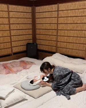 Sae Kanzaki Instagram - またひとつ歳を重ねました。

母になって初めての誕生日、さえベビ初の温泉旅行へ♨️❤️
赤ちゃんウェルカムのお宿でバウンサーを貸してもらえたり赤ちゃん用のお布団ひいてもらえたりさえベビもご満悦でした👼🏻𖤐

子育てしてると慌ただしく時が過ぎてって
この写真も超ド級すっぴんでメイクの仕方も忘れちゃったけど（笑）、
タスクだらけの毎日がなんやかんや楽しくて幸せで
世界でいちばん愛おしくて天使でかけがえのない我が子と過ごす日々が
神様からのプレゼントだと思ってます🌼💕(まだまだ産後ホルモン)

最近のさえベビは自分におててがあることに気づいたり、笑ってくれたり、お話してくれたり
目まぐるしく成長していく姿が嬉しくもあり寂しかったり🥹(まだまだ感受性豊か)

ちなみに午前0時を迎える2時間前にはさえベビと一緒に就寝🥱

長くなりましたが
今も応援してくれてありがとうございます♡
これからもよろしくお願いします🥰

#新米ママ#初マタ#産後ママ#赤ちゃんのいる生活
#ファミリーハネムーン#令和6年ベビー#出産#出産レポ
#ニューボーン #ニューボーンフォト#新米ママと繋がりたい 
#赤ちゃん連れ#赤ちゃん連れ旅行#子連れ旅行