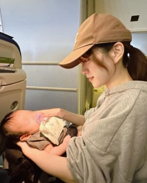 Sae Kanzaki Instagram - またひとつ歳を重ねました。

母になって初めての誕生日、さえベビ初の温泉旅行へ♨️❤️
赤ちゃんウェルカムのお宿でバウンサーを貸してもらえたり赤ちゃん用のお布団ひいてもらえたりさえベビもご満悦でした👼🏻𖤐

子育てしてると慌ただしく時が過ぎてって
この写真も超ド級すっぴんでメイクの仕方も忘れちゃったけど（笑）、
タスクだらけの毎日がなんやかんや楽しくて幸せで
世界でいちばん愛おしくて天使でかけがえのない我が子と過ごす日々が
神様からのプレゼントだと思ってます🌼💕(まだまだ産後ホルモン)

最近のさえベビは自分におててがあることに気づいたり、笑ってくれたり、お話してくれたり
目まぐるしく成長していく姿が嬉しくもあり寂しかったり🥹(まだまだ感受性豊か)

ちなみに午前0時を迎える2時間前にはさえベビと一緒に就寝🥱

長くなりましたが
今も応援してくれてありがとうございます♡
これからもよろしくお願いします🥰

#新米ママ#初マタ#産後ママ#赤ちゃんのいる生活
#ファミリーハネムーン#令和6年ベビー#出産#出産レポ
#ニューボーン #ニューボーンフォト#新米ママと繋がりたい 
#赤ちゃん連れ#赤ちゃん連れ旅行#子連れ旅行