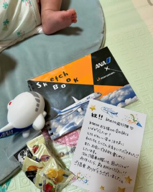 Sae Kanzaki Instagram - またひとつ歳を重ねました。

母になって初めての誕生日、さえベビ初の温泉旅行へ♨️❤️
赤ちゃんウェルカムのお宿でバウンサーを貸してもらえたり赤ちゃん用のお布団ひいてもらえたりさえベビもご満悦でした👼🏻𖤐

子育てしてると慌ただしく時が過ぎてって
この写真も超ド級すっぴんでメイクの仕方も忘れちゃったけど（笑）、
タスクだらけの毎日がなんやかんや楽しくて幸せで
世界でいちばん愛おしくて天使でかけがえのない我が子と過ごす日々が
神様からのプレゼントだと思ってます🌼💕(まだまだ産後ホルモン)

最近のさえベビは自分におててがあることに気づいたり、笑ってくれたり、お話してくれたり
目まぐるしく成長していく姿が嬉しくもあり寂しかったり🥹(まだまだ感受性豊か)

ちなみに午前0時を迎える2時間前にはさえベビと一緒に就寝🥱

長くなりましたが
今も応援してくれてありがとうございます♡
これからもよろしくお願いします🥰

#新米ママ#初マタ#産後ママ#赤ちゃんのいる生活
#ファミリーハネムーン#令和6年ベビー#出産#出産レポ
#ニューボーン #ニューボーンフォト#新米ママと繋がりたい 
#赤ちゃん連れ#赤ちゃん連れ旅行#子連れ旅行