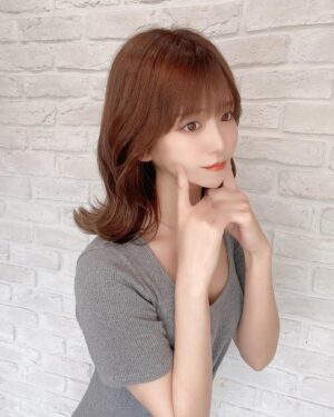 Sae Kanzaki Instagram - アイドル辞めた記念に断髪💇🏻‍♀️
聖子ちゃんカット🫰🏻🫰🏻🫰🏻

定期的に通ってるサロンのおかげで
髪サラサラだね、よく食べるのに体型変わらんねって言ってもらえる🥹❤️

人生で1回でも多く可愛いって言われたいと思ってる私が定期的に通ってるサロン記しとくね！

🫧髪➭ @ankhcross_official で @yuma.025 さんに💇🏻‍♀️

めちゃめちゃ繊細なところまで拘ってくれるし細かいお願いも聞いてくれる🙇🏻‍♀️
ブリーチせずにここまで明るくしてくれるのも嬉しい👏🏻💛
エクステが自毛よりサラサラ😭😭😭

🫧体➭ 大切な日の前に必ず駆け込む @sorriso_ryuichi 🧖🏻‍♀️

くびれ作ってください
足細くしてください
小顔になりたい
ニキビ治して

とか無謀なお願いしても本当にやってのけちゃうゴッドハンド竜一さん😂👏🏻
集中ケアしたいなら絶対ここ！
疲れもとれて痩身効果、肌荒れ防止効果があるすごいところ！！

どちらも私の紹介だと安くなる＆メンズOKなのでお得に美活してください🕊🌈

#ちゃんさえメスりょく