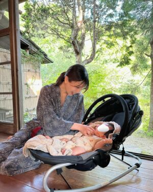 Sae Kanzaki Instagram - またひとつ歳を重ねました。

母になって初めての誕生日、さえベビ初の温泉旅行へ♨️❤️
赤ちゃんウェルカムのお宿でバウンサーを貸してもらえたり赤ちゃん用のお布団ひいてもらえたりさえベビもご満悦でした👼🏻𖤐

子育てしてると慌ただしく時が過ぎてって
この写真も超ド級すっぴんでメイクの仕方も忘れちゃったけど（笑）、
タスクだらけの毎日がなんやかんや楽しくて幸せで
世界でいちばん愛おしくて天使でかけがえのない我が子と過ごす日々が
神様からのプレゼントだと思ってます🌼💕(まだまだ産後ホルモン)

最近のさえベビは自分におててがあることに気づいたり、笑ってくれたり、お話してくれたり
目まぐるしく成長していく姿が嬉しくもあり寂しかったり🥹(まだまだ感受性豊か)

ちなみに午前0時を迎える2時間前にはさえベビと一緒に就寝🥱

長くなりましたが
今も応援してくれてありがとうございます♡
これからもよろしくお願いします🥰

#新米ママ#初マタ#産後ママ#赤ちゃんのいる生活
#ファミリーハネムーン#令和6年ベビー#出産#出産レポ
#ニューボーン #ニューボーンフォト#新米ママと繋がりたい 
#赤ちゃん連れ#赤ちゃん連れ旅行#子連れ旅行