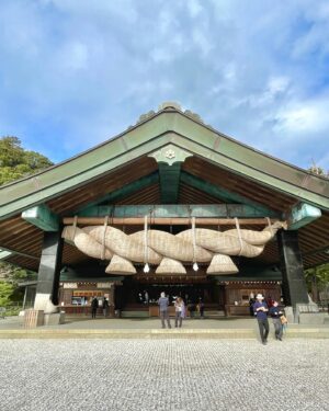 Sae Miyazawa Instagram - 出雲大社⛩️🪢
2年前初参拝に来た時なんだかまた来れそうな場所だなと親近感があり、そしたらやっぱりまた来ることができました☺︎
2年分の感謝を伝えて『また来ます』ともお伝えしてきました。
樹齢約1000年の木からはパワーを頂きました。
歯を出して笑った写真はどれも顔がパンパンだたので口閉じた写真ばかりだけど。
ここ3年お仕事で年に一度は島根県に来れて嬉しい！
あと全然関係ないけど赤髪なうでっす🤗
．
#出雲大社
#お参りの時32円がいいらしいの知ってたー？
#東京生まれ東京育ちだけど島根スサノオマジック応援してます🏀