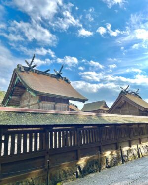Sae Miyazawa Instagram - 出雲大社⛩️🪢
2年前初参拝に来た時なんだかまた来れそうな場所だなと親近感があり、そしたらやっぱりまた来ることができました☺︎
2年分の感謝を伝えて『また来ます』ともお伝えしてきました。
樹齢約1000年の木からはパワーを頂きました。
歯を出して笑った写真はどれも顔がパンパンだたので口閉じた写真ばかりだけど。
ここ3年お仕事で年に一度は島根県に来れて嬉しい！
あと全然関係ないけど赤髪なうでっす🤗
．
#出雲大社
#お参りの時32円がいいらしいの知ってたー？
#東京生まれ東京育ちだけど島根スサノオマジック応援してます🏀