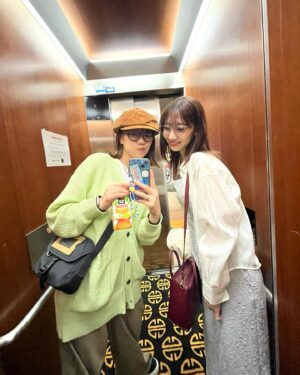 Sae Miyazawa Instagram - 🦏🦒
『ご飯いこー！』
『いいよー！何食べたいー？』
『火鍋ー！！』
『☺️👍』

火鍋誘ったら100発100中です、今のところ！🤭(小声)
．
#いい夫婦の日
#私のバッグはきゃしちゃんからの誕プレ🫶
#さえゆき