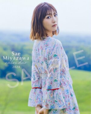 Sae Miyazawa Instagram - 〜年に一度のお知らせ☺︎〜
2024年版カレンダーの発売が決定致しました。
そしてカレンダーをご購入してくださったお礼に
【12月9日&12月10日】にサイン会を開催することも決定致しました。

2023年はミュージカルと舞台のお仕事が続いていたため
おファンの皆様に観て頂ける機会はあったけど
直接会える機会を作ることができなかったので
一年を締めくくる最後に役ではなく素の私に会いに来てくれたら嬉しいです。💭

来年のカレンダーも素敵な作品が制作できました。
軽井沢へ行ってきたよっ☺︎
携わって下さったスタッフチームには感謝でいっっぱいです。

一人でも多くの方にカレンダーをお手に取っていただきたいですし
一人でも多くの方とサイン会でお会い出来るのを心から楽しみにしております。

詳しくはファンサイトの方からご確認して頂けたらと思います。
グッズも発売されますので是非そちらもチェックしてくださいませ✨

https://miyazawasae-fc.jp/

(〆切▶︎ 10月29日(日)23:59まで)
．
📸art direction & photographer : @jory_photos 
💄hair make : @sachobi 
🎨design : @myogato_shishito