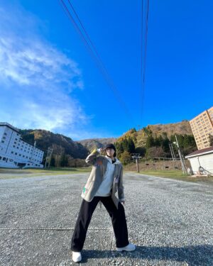 Sae Miyazawa Instagram - 大雨予報だったのに晴れました🌞
小粒で甘くて艶々のコシヒカリうんまぁでした。
食べて食べて食べまくりました。
弾丸慰安旅行&お墓参りin新潟〜☺︎
．
#胃薬必須な慰安旅行
#ズボンの紐は結ばないタイプなんだね
#コートは自分でワッペン貼ったよ
#最近影の写真撮るのにハマってるっぽいね