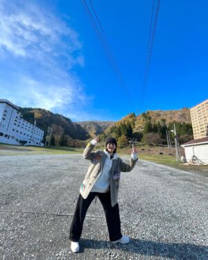 Sae Miyazawa Instagram - 大雨予報だったのに晴れました🌞
小粒で甘くて艶々のコシヒカリうんまぁでした。
食べて食べて食べまくりました。
弾丸慰安旅行&お墓参りin新潟〜☺︎
．
#胃薬必須な慰安旅行
#ズボンの紐は結ばないタイプなんだね
#コートは自分でワッペン貼ったよ
#最近影の写真撮るのにハマってるっぽいね