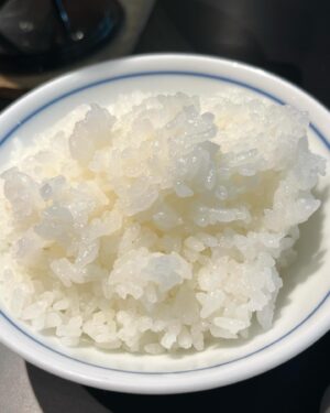 Sae Miyazawa Instagram - 大雨予報だったのに晴れました🌞
小粒で甘くて艶々のコシヒカリうんまぁでした。
食べて食べて食べまくりました。
弾丸慰安旅行&お墓参りin新潟〜☺︎
．
#胃薬必須な慰安旅行
#ズボンの紐は結ばないタイプなんだね
#コートは自分でワッペン貼ったよ
#最近影の写真撮るのにハマってるっぽいね