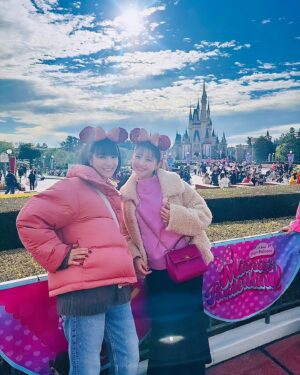 Sae Miyazawa Instagram - 👭💕
あーちゃんと行ってきましたパルパルーザ！
ドレスコードはピンクでした🎀
エントリー受付は全外ししたけどそれもイイ思い出です。
夢の国にたくさんの笑い声と笑顔置いてきました〜☺︎

やっと行けたね楽しすぎたね〜〜🤭
@kisaki_airi 🫶BIG LOVE!!🫶
.
#みそじーず 💌
#朝9時から夜9時まで遊び倒して喋り倒した
#あーちゃんが車で送迎もしてしてくれた 😭🫶ｱﾘｶﾞﾄｳ
#東京ディズニーランド 
#disneyland