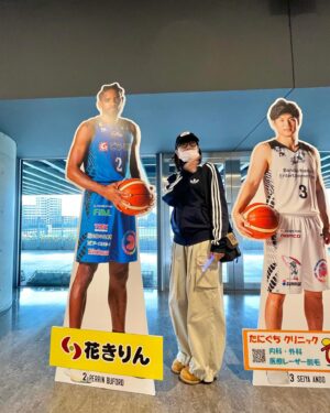 Sae Miyazawa Instagram - ⛹🏻‍♂️💨
東京でのホーム戦2days応援行ってきました。
一勝一敗でしたがめちゃめちゃ熱い試合でした…
何より東京でスサノオ応援できたのが嬉しかった…！
ブースターの盛り上がりも素晴らしかった…
バスケ最高！スサノオ最高！！です！！
@shimane_susanoo_magic_official 🐉🔥
.
#BLEAGUE
#島根スサノオマジック
引き続き応援します！GO!GO!MAGIC!✨