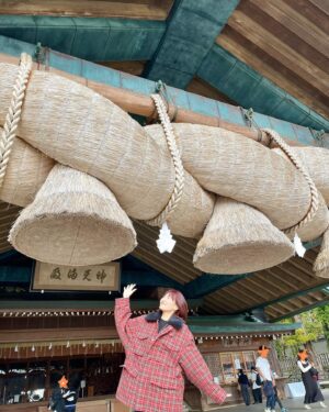 Sae Miyazawa Instagram - 出雲大社⛩️🪢
2年前初参拝に来た時なんだかまた来れそうな場所だなと親近感があり、そしたらやっぱりまた来ることができました☺︎
2年分の感謝を伝えて『また来ます』ともお伝えしてきました。
樹齢約1000年の木からはパワーを頂きました。
歯を出して笑った写真はどれも顔がパンパンだたので口閉じた写真ばかりだけど。
ここ3年お仕事で年に一度は島根県に来れて嬉しい！
あと全然関係ないけど赤髪なうでっす🤗
．
#出雲大社
#お参りの時32円がいいらしいの知ってたー？
#東京生まれ東京育ちだけど島根スサノオマジック応援してます🏀
