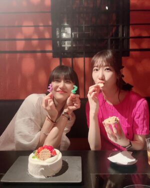 Sae Miyazawa Instagram - 🦒
はぴばーすでー🍰!!
最近一緒に過ごせる時間が増えて嬉しいです！
連チャンで会ってても
『もう会いたいなぁ』ってLINEくれるの嬉しいです！
多分だけど両思いだと思います！！
これからも笑顔や幸せや楽しい時間を分け合えっこしていきましょ！
あなたはすごいよ。
いつも、ありがとうね。💋
.
#主役左側っぽいけど右の方ね
#きゃしちゃん
#いつも私たちの写真を撮ってくれる親友よありがとう
#さえゆき 🤗