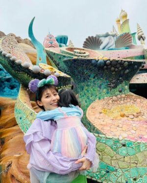 Saeko Kamimura Instagram - .
.
先日、もうすぐ4歳になる姪と
ディズニーシーへ行ってきました！

プリンセスの中でも特にアリエルが
大好きな姪のためにも、
マーメイドラグーンシアターが
はやく再開されますように🐚🫧

#東京ディズニーシー
#マーメイドラグーン
#アリエルバウンド