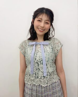 Saeko Kamimura Instagram - .
今日から5月がスタート。
おすすめ番組を紹介するPick up! BS-TBS の
衣装とヘアメイクはこちらです。

水色のリボンがかわいい☺️🩵