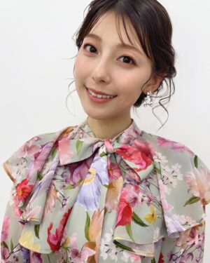 Saeko Kamimura Instagram - .
.
おはようございます！
3月のpick up! BS-TBSは、
こちらの衣装です。

春らしい色合いのワンピースに合わせて
メイクさんがブルーのアイラインを少し足してくれたので、目元も華やか💐動画でわかりますか？

今月もよろしくお願いします😊