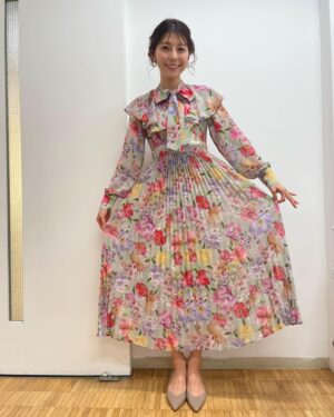 Saeko Kamimura Instagram - .
.
おはようございます！
3月のpick up! BS-TBSは、
こちらの衣装です。

春らしい色合いのワンピースに合わせて
メイクさんがブルーのアイラインを少し足してくれたので、目元も華やか💐動画でわかりますか？

今月もよろしくお願いします😊