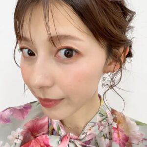 Saeko Kamimura Instagram - .
.
おはようございます！
3月のpick up! BS-TBSは、
こちらの衣装です。

春らしい色合いのワンピースに合わせて
メイクさんがブルーのアイラインを少し足してくれたので、目元も華やか💐動画でわかりますか？

今月もよろしくお願いします😊