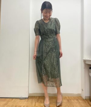 Saeko Kamimura Instagram - .
.
４月の『pick up! BS-TBS』は
こちらのメイクと衣装です。

今日から入社して10年目という節目なので、
新しい名刺入れを使い始めました。
今までは、アルバイトを卒業する時に
『社会人になっても頑張ってね』と
お客さんからいただいたものを
長く愛用していたんです☺️✨
(だいぶ使い込んでいますね)

きっとテレビを見て応援してくれていると思うので、
10年目も頑張っている姿を見せないとですね💪