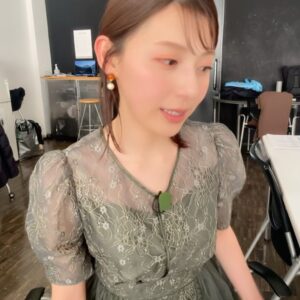 Saeko Kamimura Instagram - .
.
４月の『pick up! BS-TBS』は
こちらのメイクと衣装です。

今日から入社して10年目という節目なので、
新しい名刺入れを使い始めました。
今までは、アルバイトを卒業する時に
『社会人になっても頑張ってね』と
お客さんからいただいたものを
長く愛用していたんです☺️✨
(だいぶ使い込んでいますね)

きっとテレビを見て応援してくれていると思うので、
10年目も頑張っている姿を見せないとですね💪