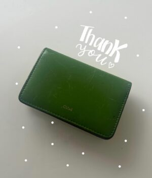 Saeko Kamimura Instagram - .
.
４月の『pick up! BS-TBS』は
こちらのメイクと衣装です。

今日から入社して10年目という節目なので、
新しい名刺入れを使い始めました。
今までは、アルバイトを卒業する時に
『社会人になっても頑張ってね』と
お客さんからいただいたものを
長く愛用していたんです☺️✨
(だいぶ使い込んでいますね)

きっとテレビを見て応援してくれていると思うので、
10年目も頑張っている姿を見せないとですね💪