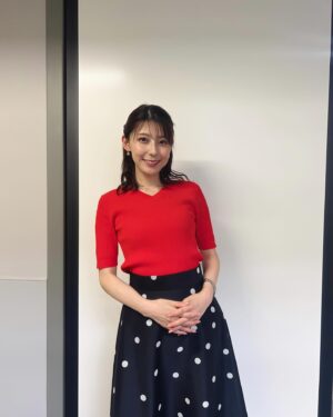 Saeko Kamimura Instagram - .
.
今日のNスタの衣装は
赤色のトップスに、水玉のスカート。

ブーナちゃんも、『ミニーみたい！！』と
喜んでくれました☺️🎀

 Nスタ衣装提供
スカート... NOLLEY’S