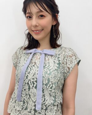 Saeko Kamimura Instagram - .
今日から5月がスタート。
おすすめ番組を紹介するPick up! BS-TBS の
衣装とヘアメイクはこちらです。

水色のリボンがかわいい☺️🩵
