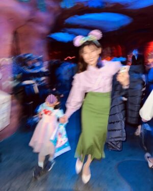 Saeko Kamimura Instagram - .
.
先日、もうすぐ4歳になる姪と
ディズニーシーへ行ってきました！

プリンセスの中でも特にアリエルが
大好きな姪のためにも、
マーメイドラグーンシアターが
はやく再開されますように🐚🫧

#東京ディズニーシー
#マーメイドラグーン
#アリエルバウンド