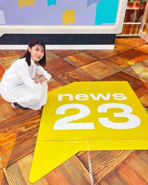 Saeko Kamimura Instagram - .
.
４月から『news 23』金曜日のメインキャスターに就任することになりました。

筑紫哲也さんをはじめとする歴代のキャスターの方々が築き上げてこられた番組の一日を任せていただけることを、とてもうれしく思います。

アナウンサーの仕事を選んだのは、「自分の目で見て、自分の耳で聞く」そして「自分の言葉で伝える」ことをしたかったから。

このような思いもあり、これまでも『報道特集』や『S⭐︎1』、『SUPER SOCCER』などで、現場には積極的に足を運ぶことを意識してきました。

現場で見聞きしたことをもとに、視聴者の皆さんの「知りたい」に応えられるように、またそこに新たな視点を加え、わかりやすく伝えることができるように、今の自分にできる最大限の努力をしてオンエアに臨みます。  そして平日の締めくくりの金曜日の夜、少しほっとするような時間や空気感も、コンビを組む喜入アナウンサーと作っていけたらと思っています。

個人的には、番組後半のスポーツコーナーも盛り上げていきたいです！

金曜日の放送は少し遅い時間の23:58〜ですが、ぜひご覧ください。

４月から新生活や、新たなチャレンジが始まるみなさん、一緒に頑張りましょう😊💪

#news23