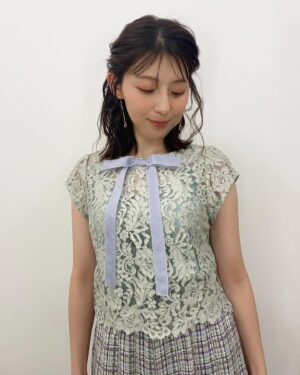 Saeko Kamimura Instagram - .
今日から5月がスタート。
おすすめ番組を紹介するPick up! BS-TBS の
衣装とヘアメイクはこちらです。

水色のリボンがかわいい☺️🩵