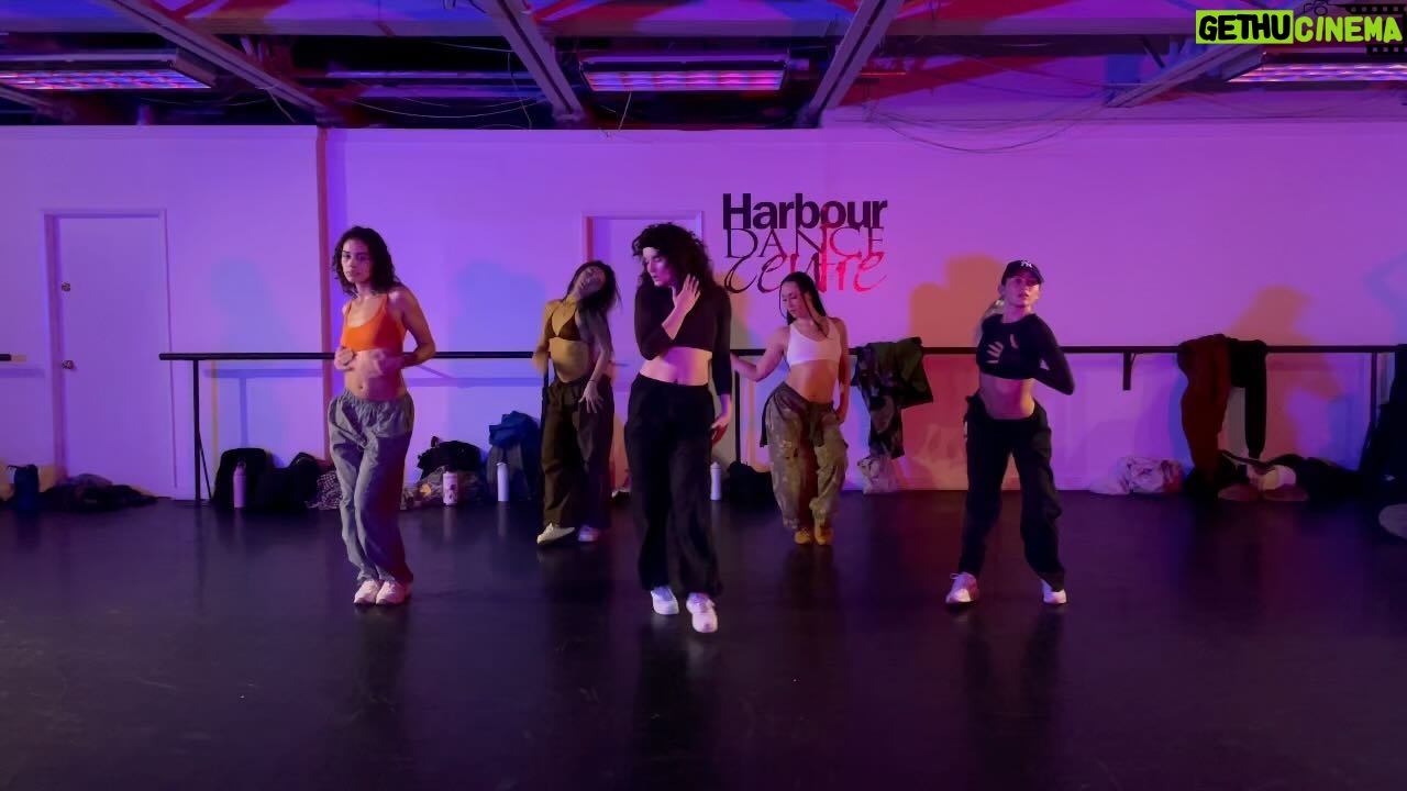 Sage Linder - 2.7K Likes - my neck hurts 😅 thank u CJ for the push, miss Lohan for having a music career and these slayers dancing beside me🧡
📸 🏃♀️📸🏃♀️📸🏃♀️
Choreo: @ccjdamaso
Dancers: @yaeby_s @kiaramcilravey @felchiappetta @raegannbutler and me !