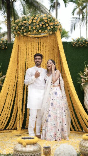 Sahana Shetty Instagram - #prana🥳 #may5th2023 

@prathap._.shetty 😘

Wearing: @classy.designerhouse 
Makeup by: @prashanthmakeover 
Jewels by: @thespatika 
Shot by: @suhas_sapthagiri 
Nail by: @cuticle.club 

#sahanian #sahana_shetty #couple #prathaandsana #haldi #mehendi #reelitfeelit