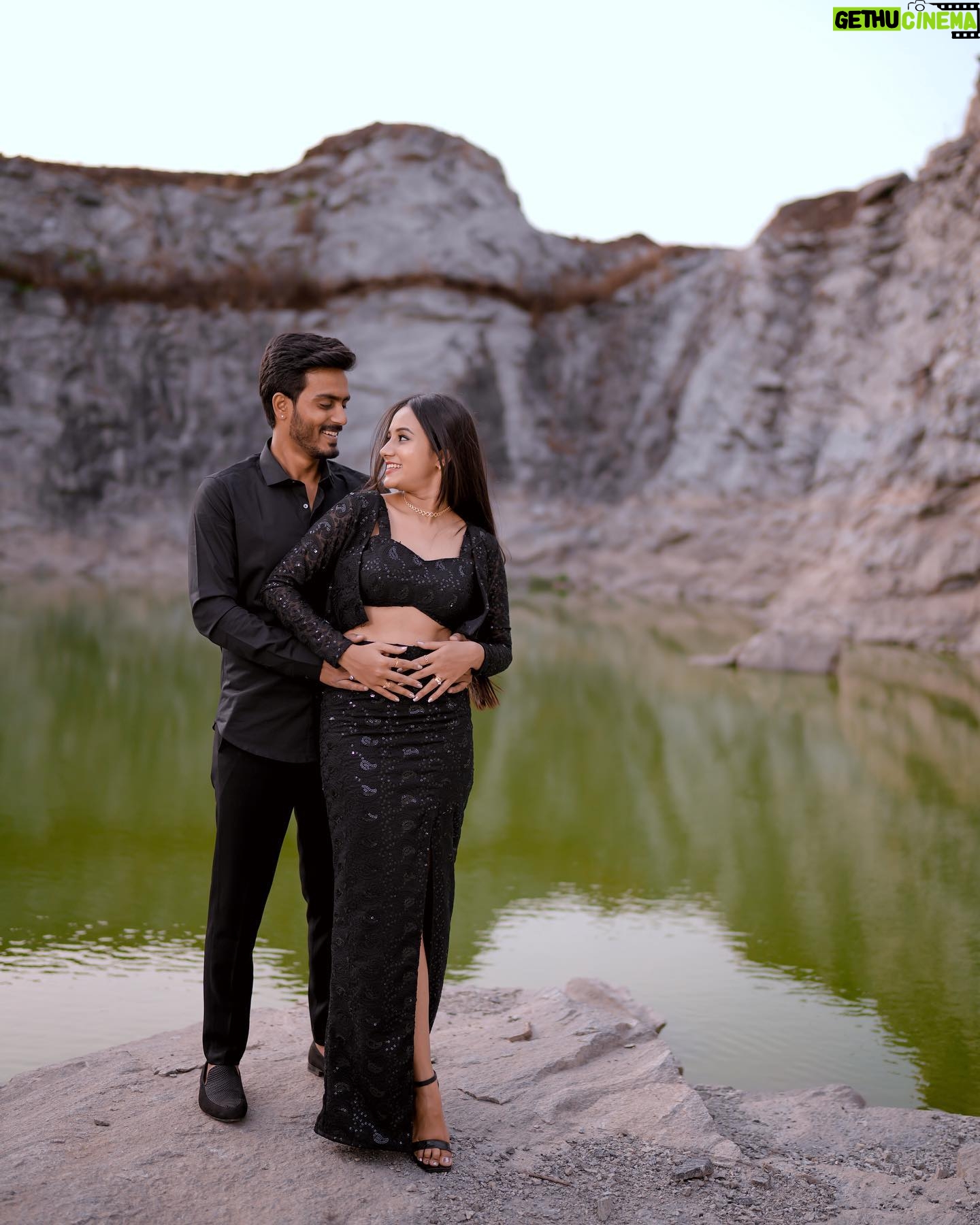 Sahana Shetty - 21.6K Likes - You’re treasured for life❤️
#myman
Shot by: @suhas_sapthagiri
Me wearing: @classy.designerhouse
#prana🥳 #sahanian #sahana_shetty #mymister #taken #couple