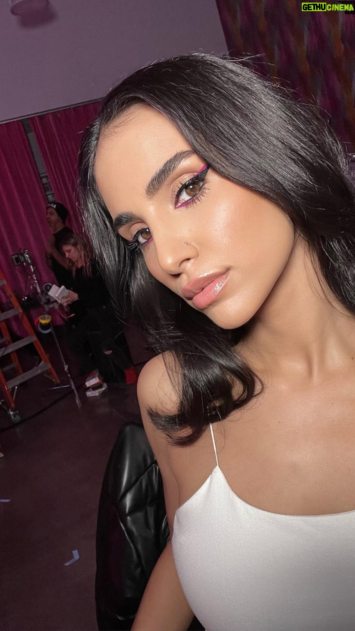 Sahar Golestani Instagram - Last week working with @beautyblender 💕. Beyond grateful 🙏🏼 . Makeup @stephenmoleskibeauty @tsunoorlater Hair @makeoverbymario