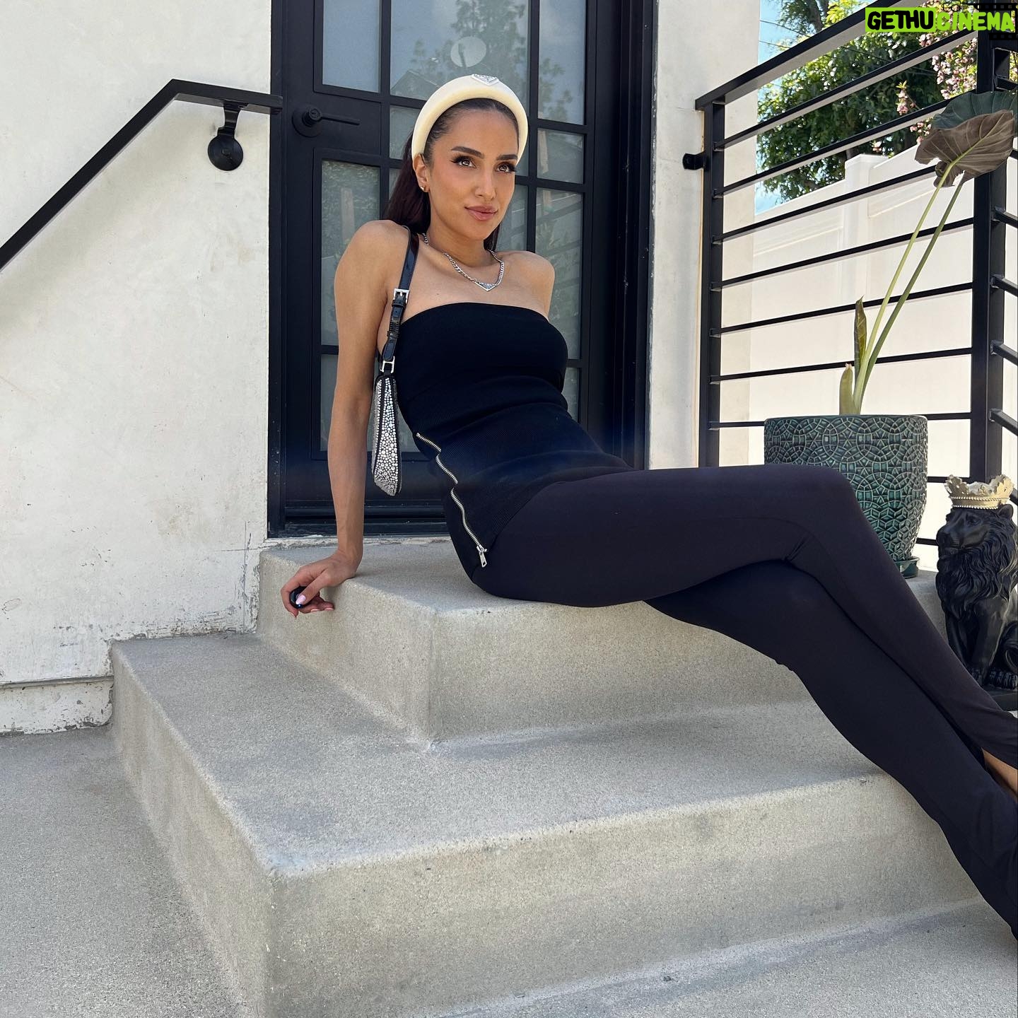 Sahar Golestani Instagram - Sometimes I feel like my arms are as long as my legs 🥲🙆🏻♀️
