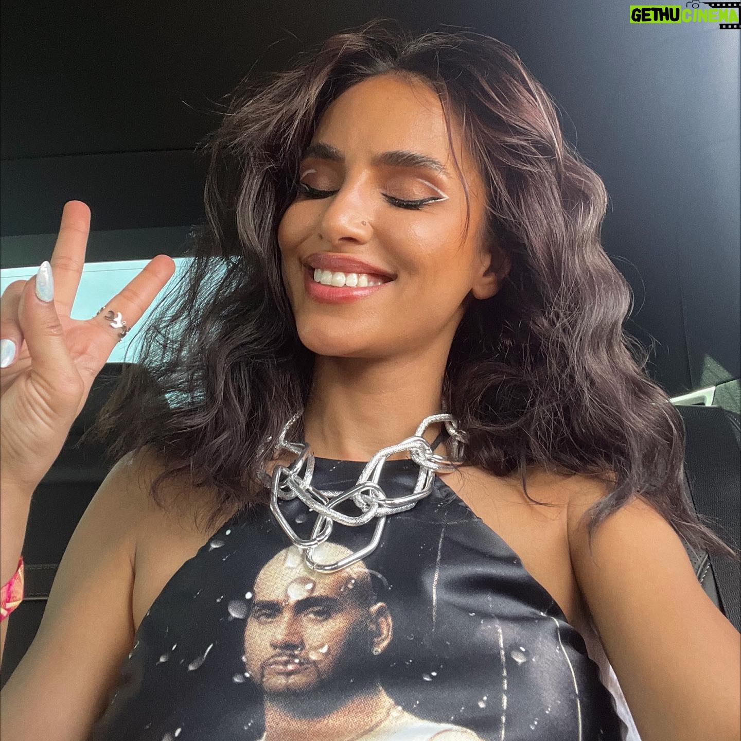 Sahar Golestani Instagram - Weekend ✌🏽day ✌🏽 | #coachella . . S/o @trashyclothing for the perfect top 😎